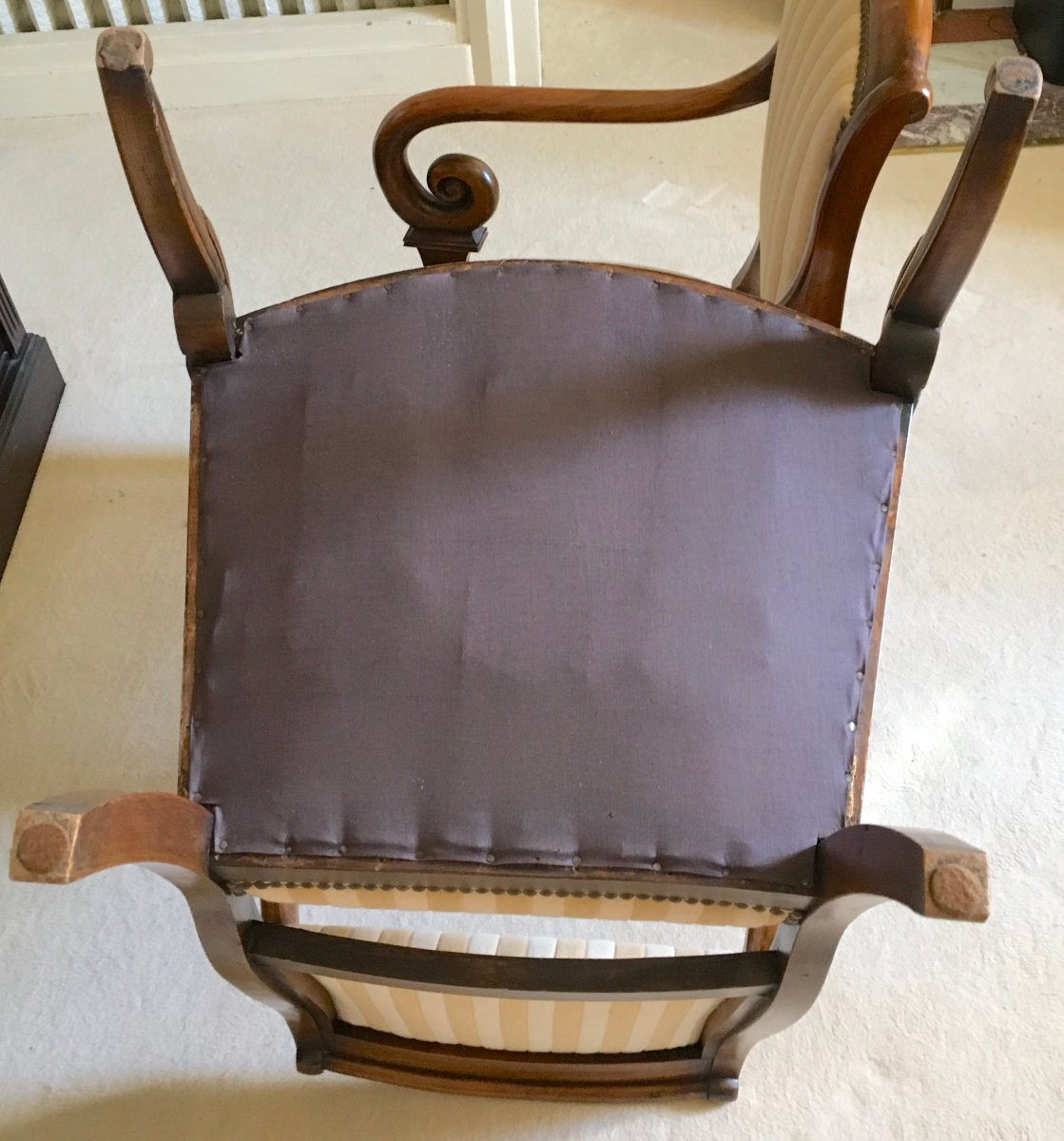 Paire de fauteuils à crosses en noyer d'époque Restauration.  France début XIXe siècle. -photo-1