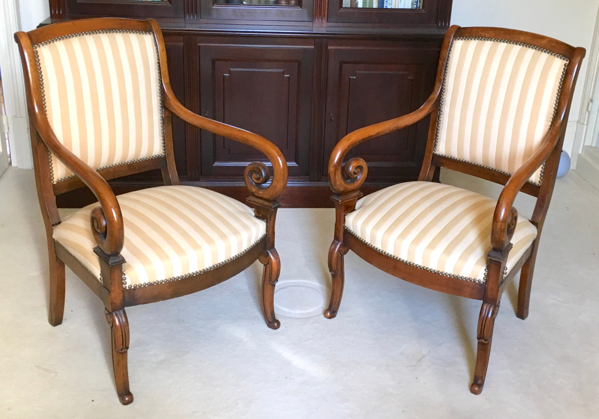 Paire de fauteuils à crosses en noyer d'époque Restauration.  France début XIXe siècle. 