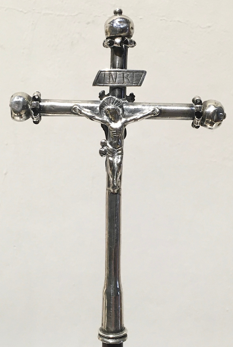 Croix double-face argent sur support en buis tourné. France XVIIIe siècle. 