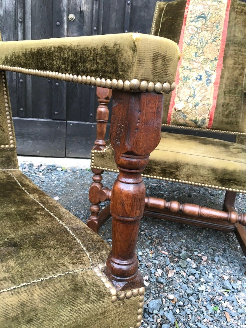 Paire de fauteuils Louis XIII à balustres en noyer. Tissus anciens. France XVIIe siècle. -photo-7