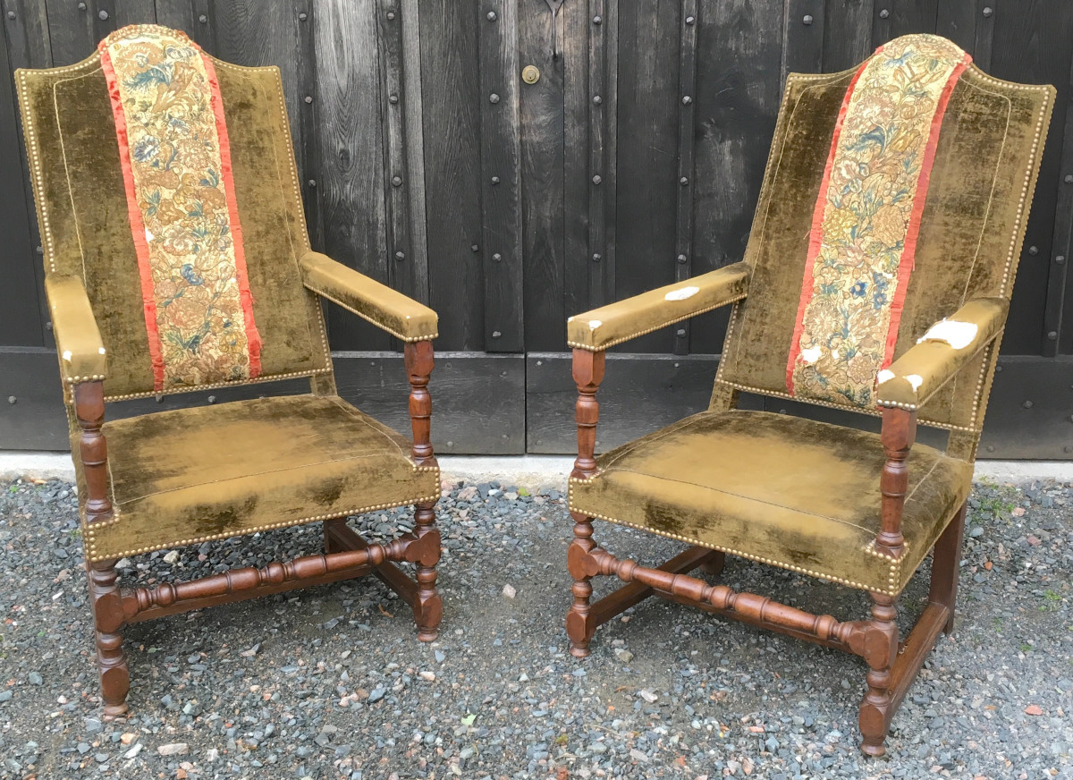 Paire de fauteuils Louis XIII à balustres en noyer. Tissus anciens. France XVIIe siècle. 