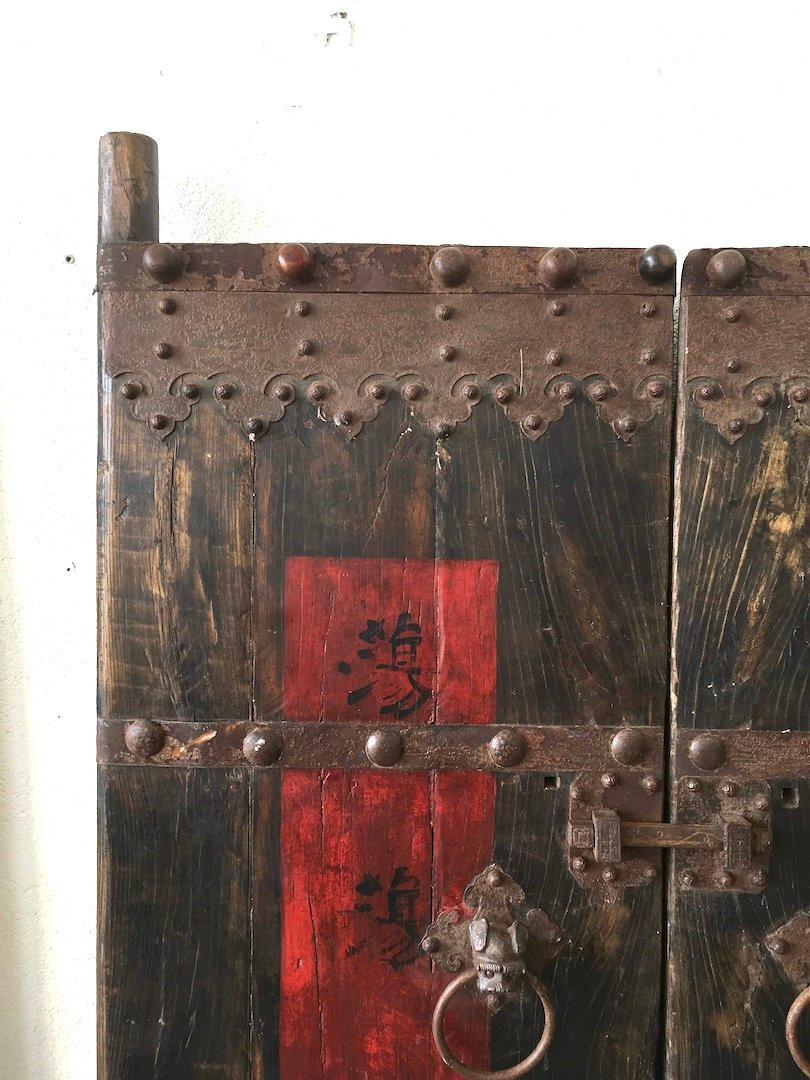 Grande paire de portes d'entrée de temple en bois dur et lourd peint. Chine XVIIIe siècle. -photo-2