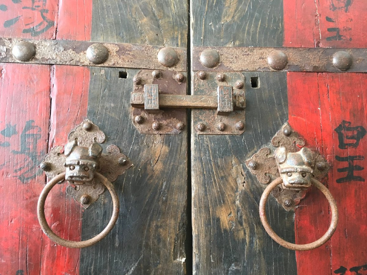 Grande paire de portes d'entrée de temple en bois dur et lourd peint. Chine XVIIIe siècle. -photo-3