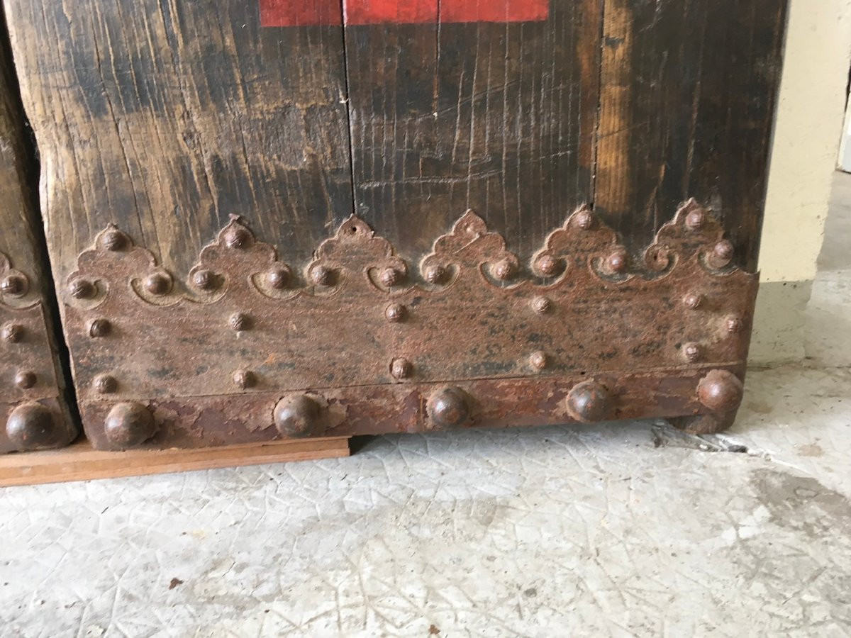 Grande paire de portes d'entrée de temple en bois dur et lourd peint. Chine XVIIIe siècle. -photo-1