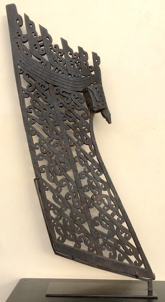 Proue de pirogue Korwar bois décor sculpté d'entrelacs et tête. Irian Jaya, Indonésie, PNG.
