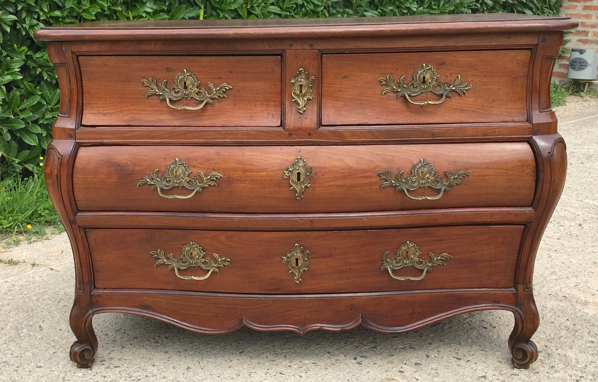 Chest Of Drawers In Bordeaux Mahogany. France, Early 18th Century. 
