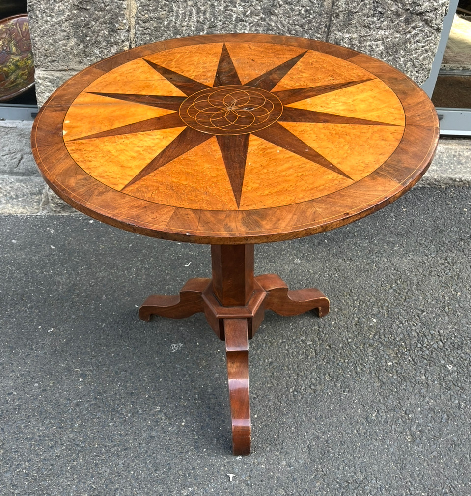 Guéridon Restauration en marqueterie de bois de couleur. France début XIXe siècle. 