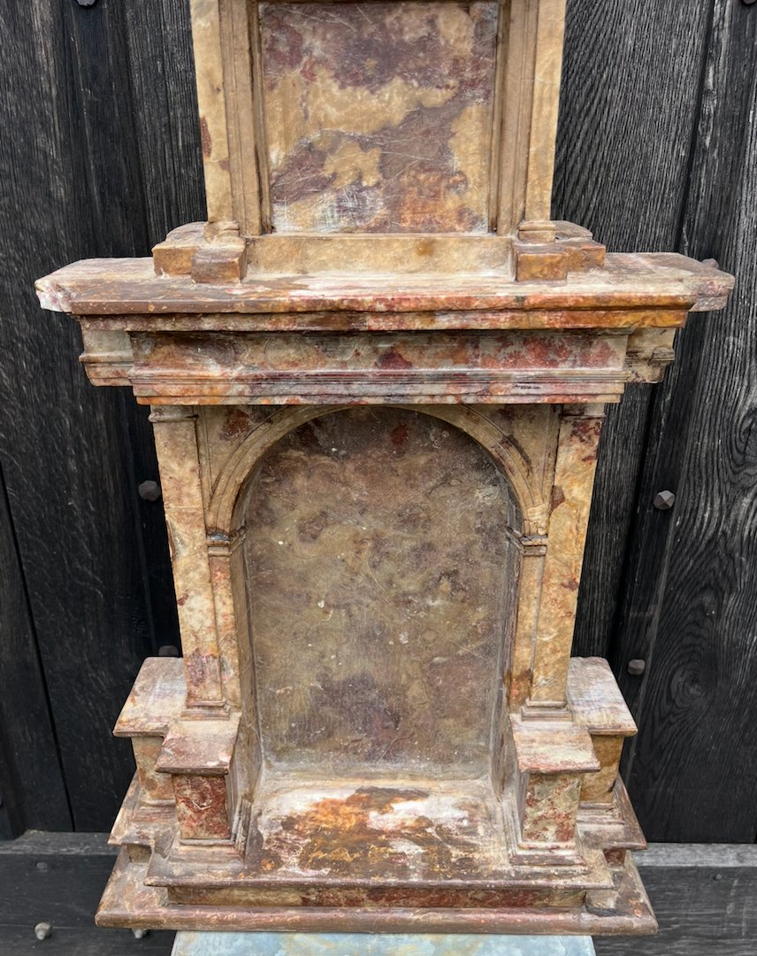 Niche en mabre en forme de temple classique. France ou Italie XVIe - XVIIe siècle. -photo-2