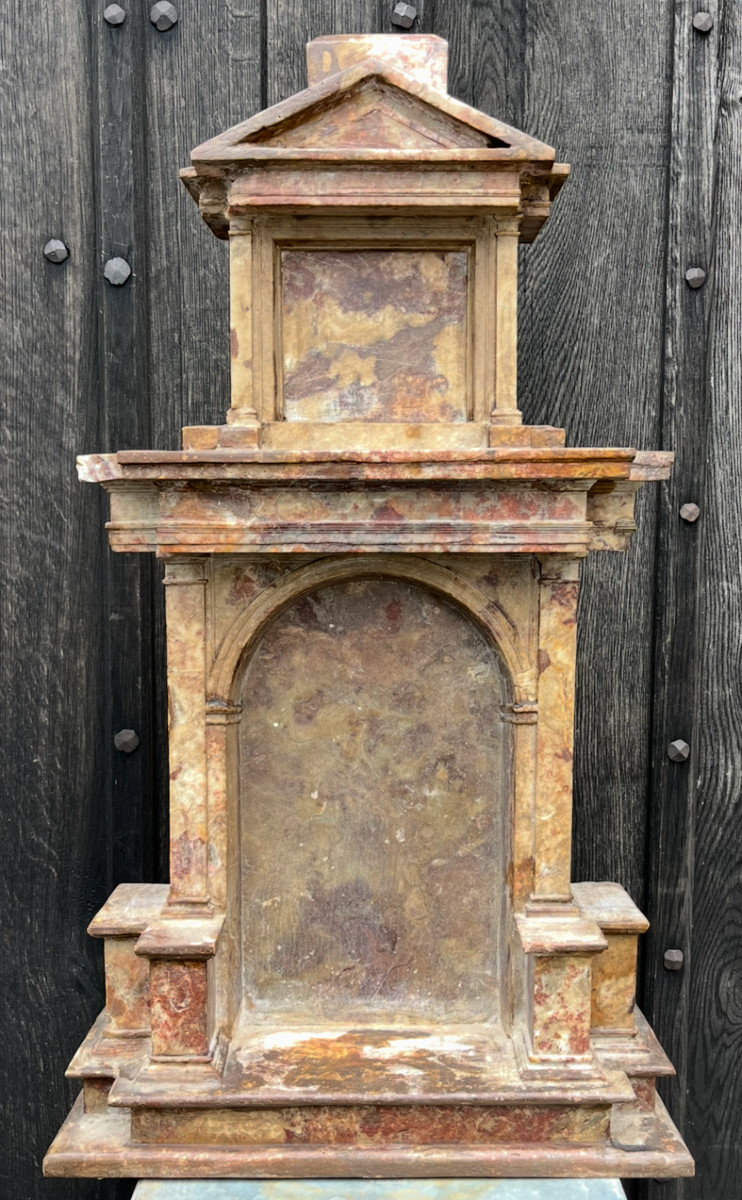 Niche en mabre en forme de temple classique. France ou Italie XVIe - XVIIe siècle. 