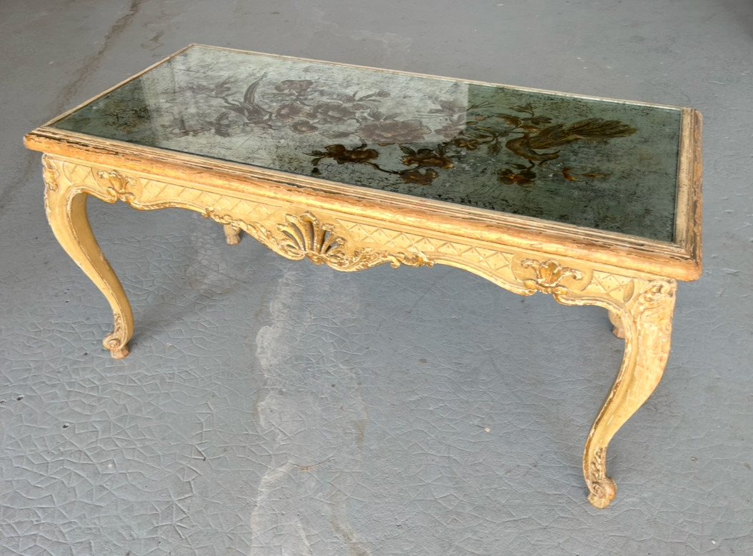 Table basse dans le style "Jansen" en bois laqué et dessus verre églomisé. France milieu XXe 