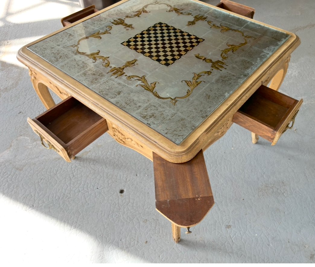 Table à jeux dans le style vénicien en bois laqué et dessus verre églomisé. France milieu XXe-photo-3