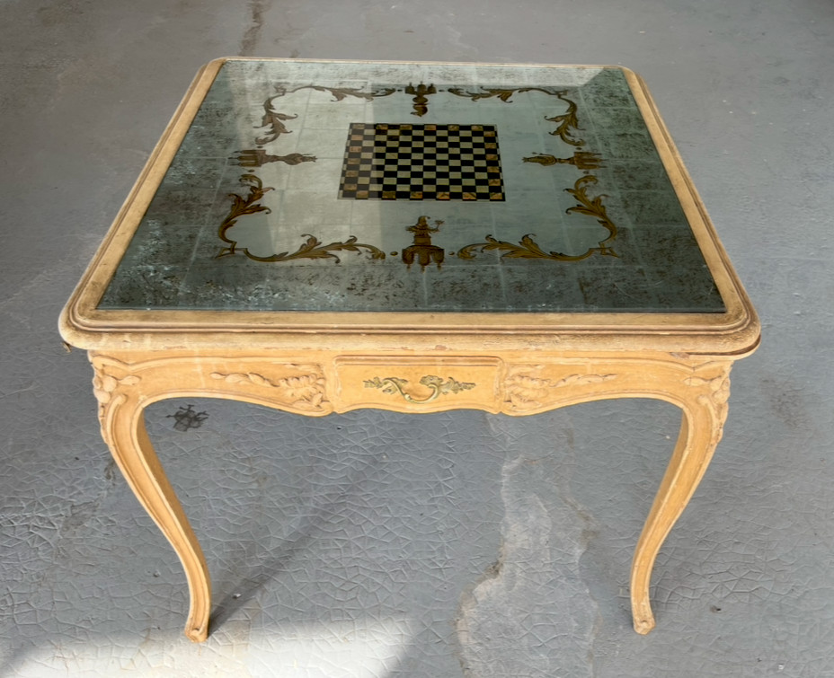 Table à jeux dans le style vénicien en bois laqué et dessus verre églomisé. France milieu XXe