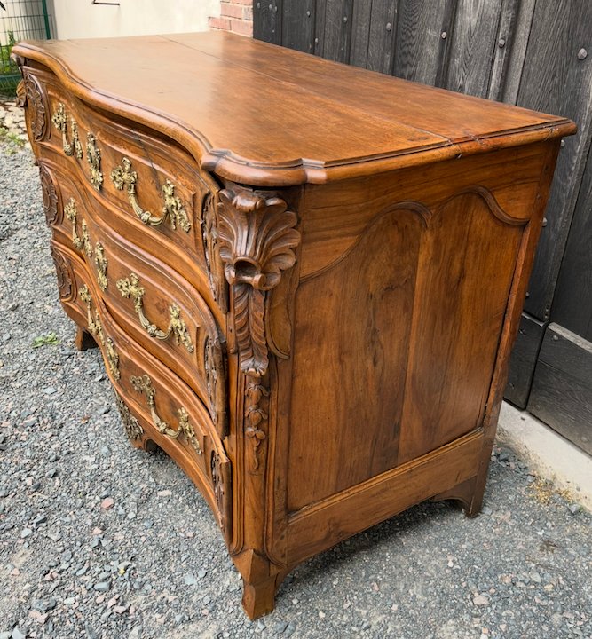 Commode  Lyonnaise galbée et sculptée en noyer Régence. France début XVIIIe siècle-photo-4