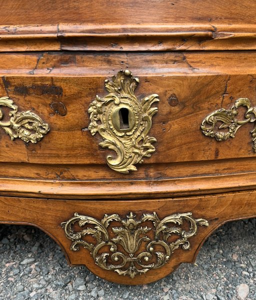 Commode  Lyonnaise galbée et sculptée en noyer Régence. France début XVIIIe siècle-photo-3