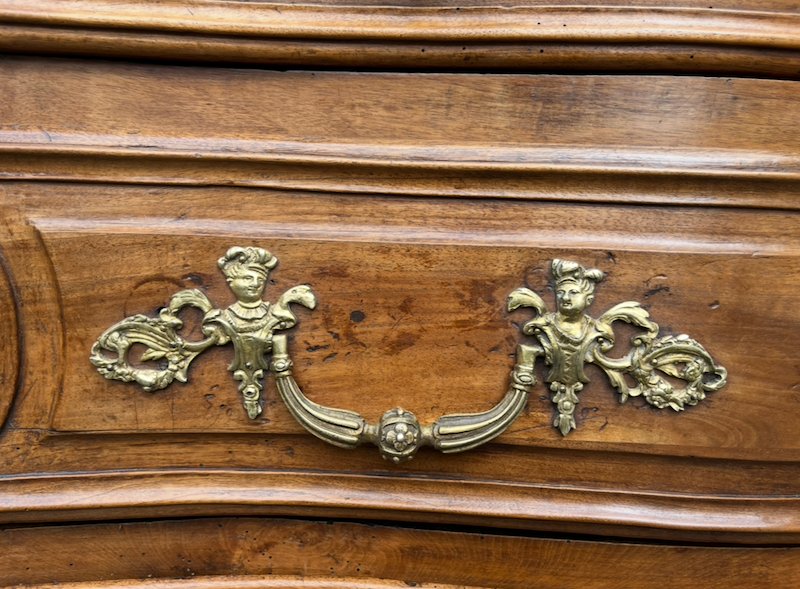 Commode  Lyonnaise galbée et sculptée en noyer Régence. France début XVIIIe siècle-photo-4
