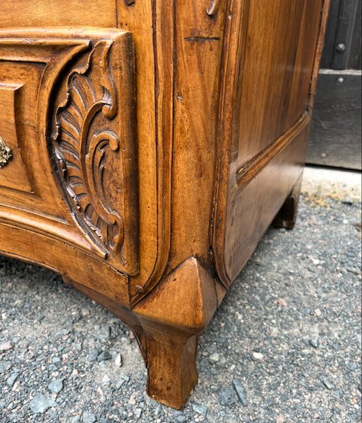 Commode  Lyonnaise galbée et sculptée en noyer Régence. France début XVIIIe siècle-photo-5