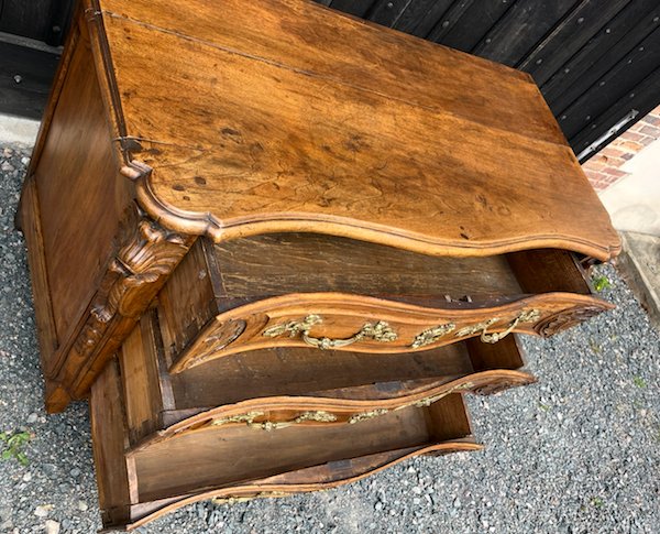 Commode  Lyonnaise galbée et sculptée en noyer Régence. France début XVIIIe siècle-photo-7