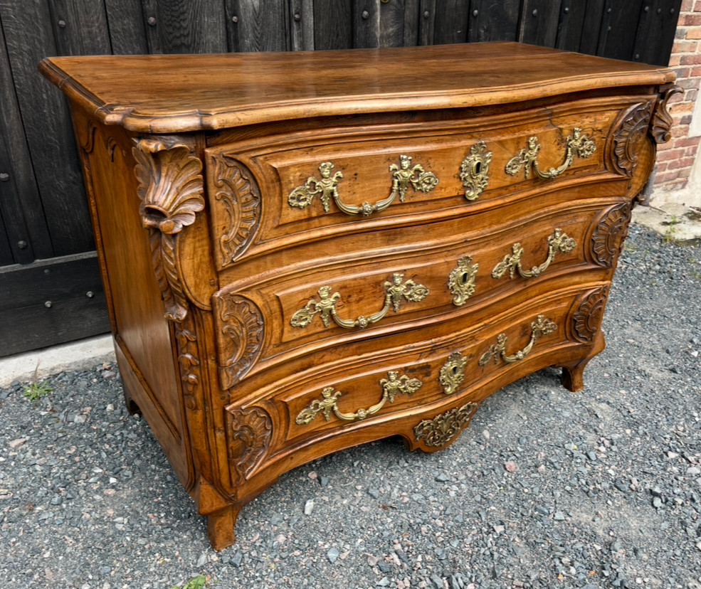 Commode  Lyonnaise galbée et sculptée en noyer Régence. France début XVIIIe siècle