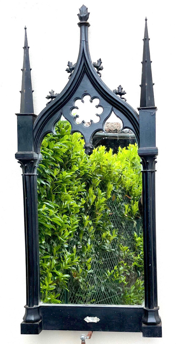 Miroir en poirier noirci de style Néogothique. Billom, Auvergne, France milieu XIXe siècle.