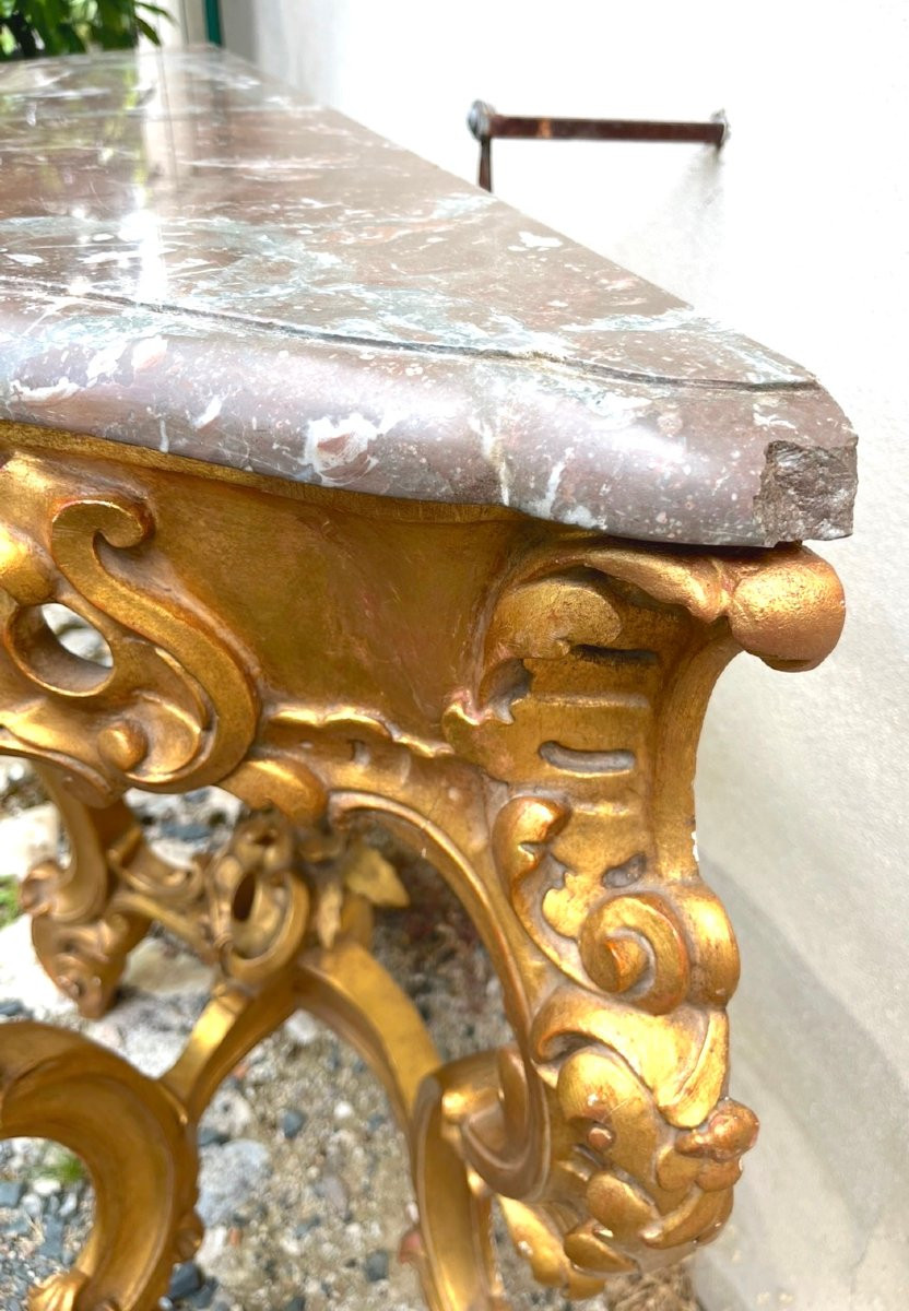 Console en bois doré et dessus marbre brun rouge de style Louis XV rocaille. Fin XIXe siècle.-photo-3