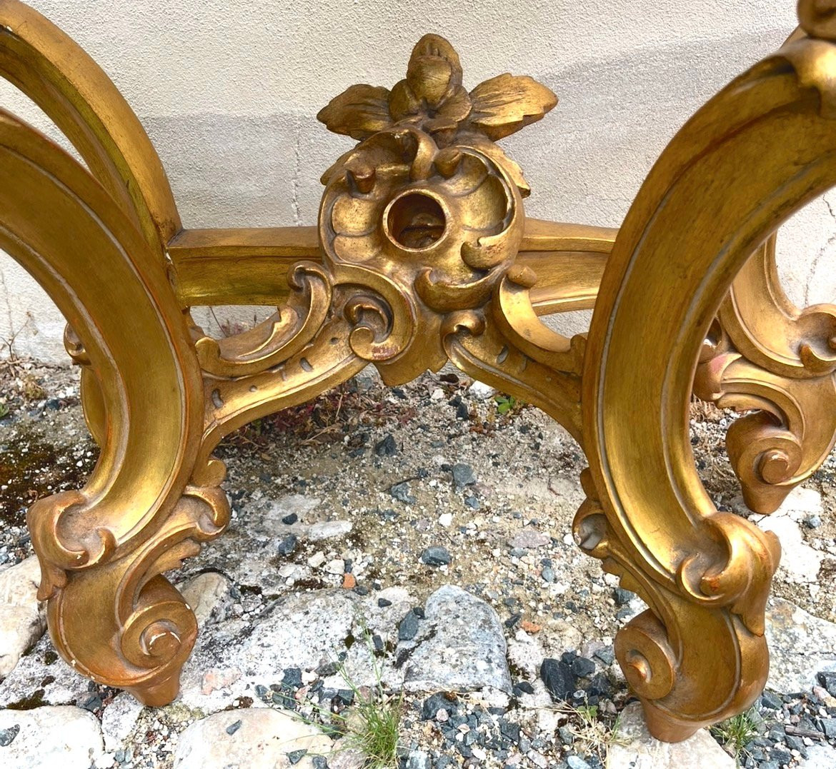 Console en bois doré et dessus marbre brun rouge de style Louis XV rocaille. Fin XIXe siècle.-photo-2