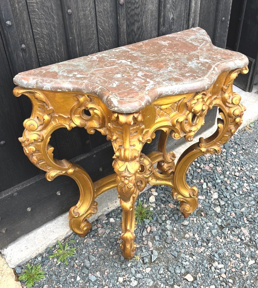 Console en bois doré et dessus marbre brun rouge de style Louis XV rocaille. Fin XIXe siècle.-photo-6