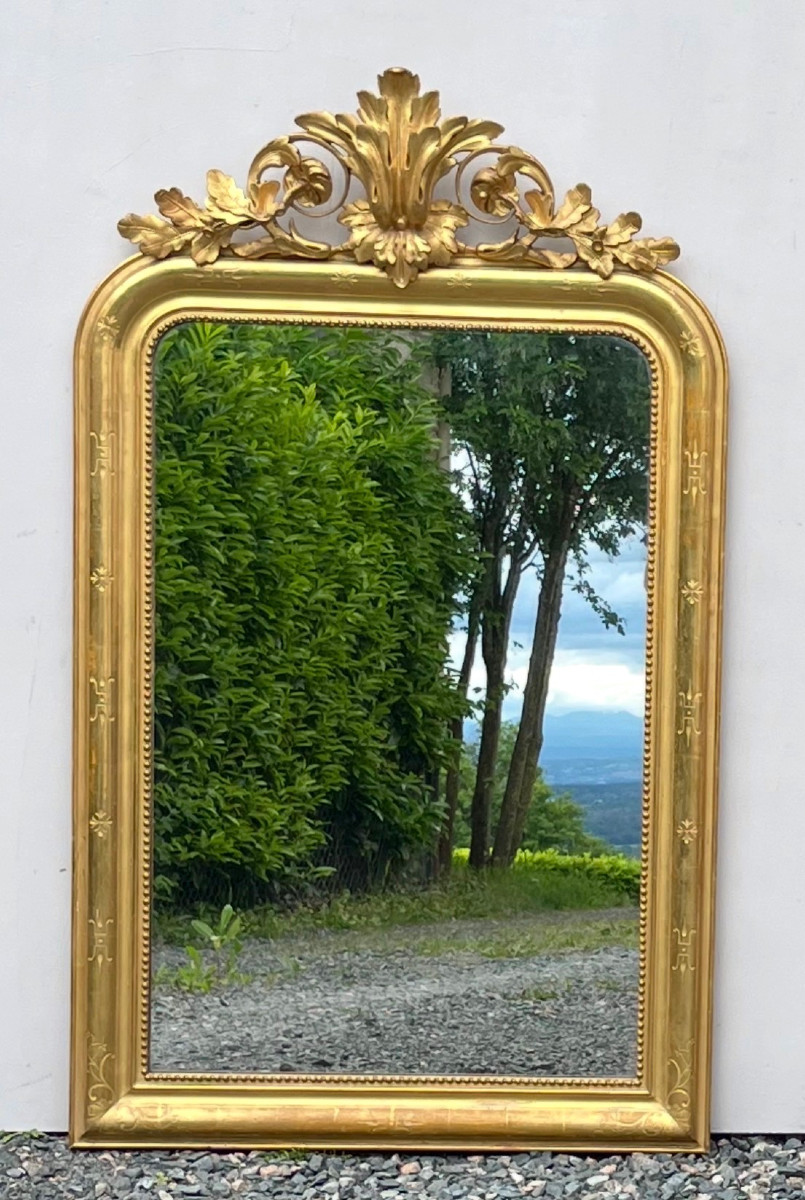 Grand miroir en stuc doré avec fronton en coquille. France milieu XIXe siècle.