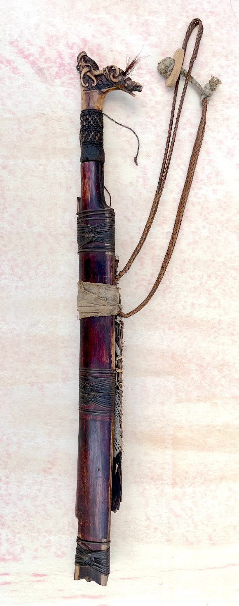 Ancien sabre Mandau en fer, bois de cerf et bois. Dayak, Bornéo (Kalimantan), Indonésie XIXe. 