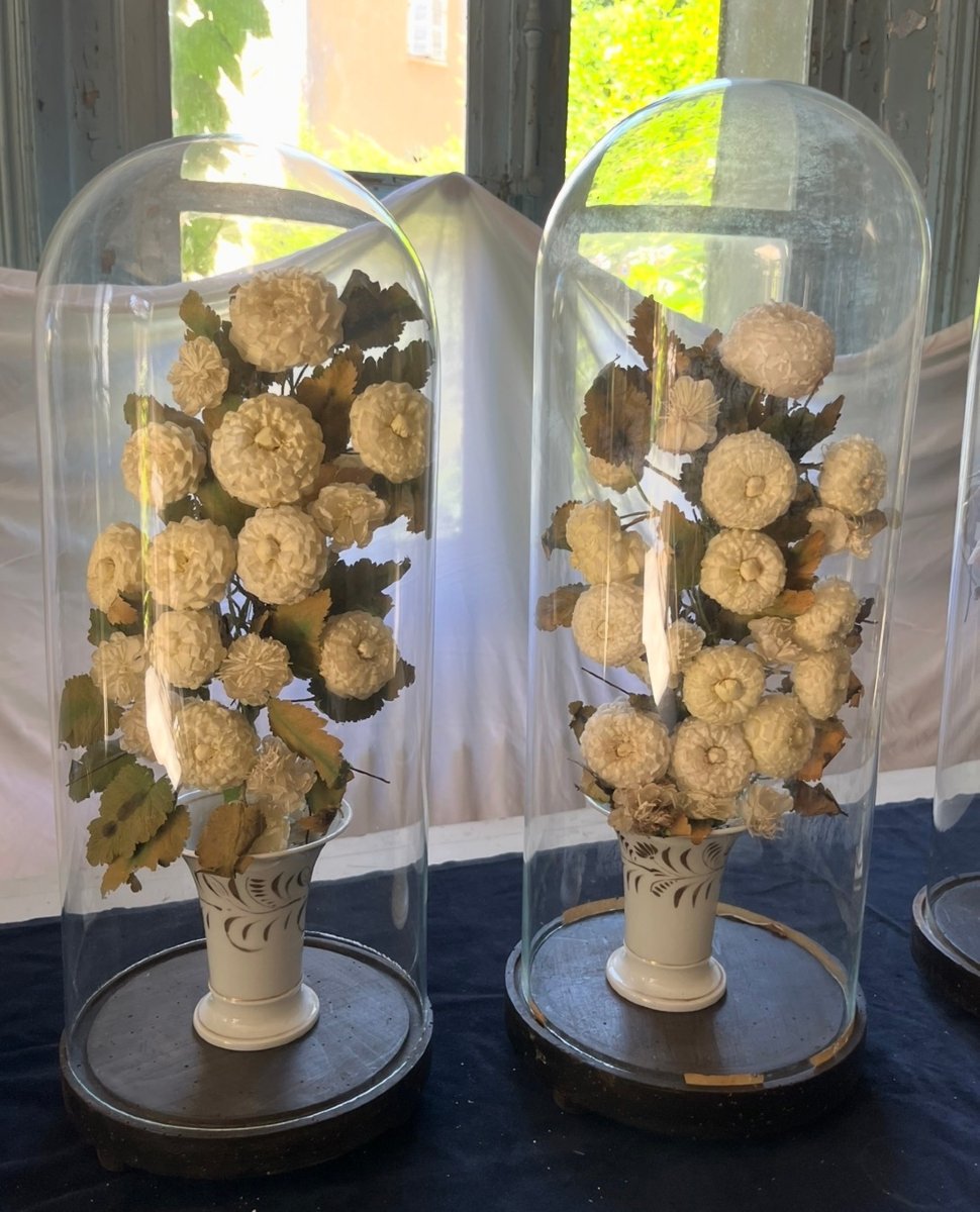 8 Bouquets Of Flowers In Porcelain Vases Under Glass Domes. Napoleon III Period, Mid-19th Century. -photo-4