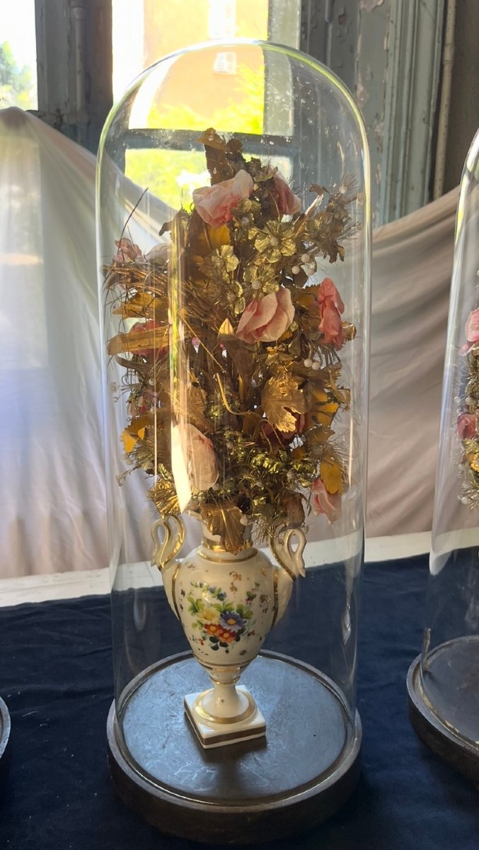 8 Bouquets Of Flowers In Porcelain Vases Under Glass Domes. Napoleon III Period, Mid-19th Century. -photo-1