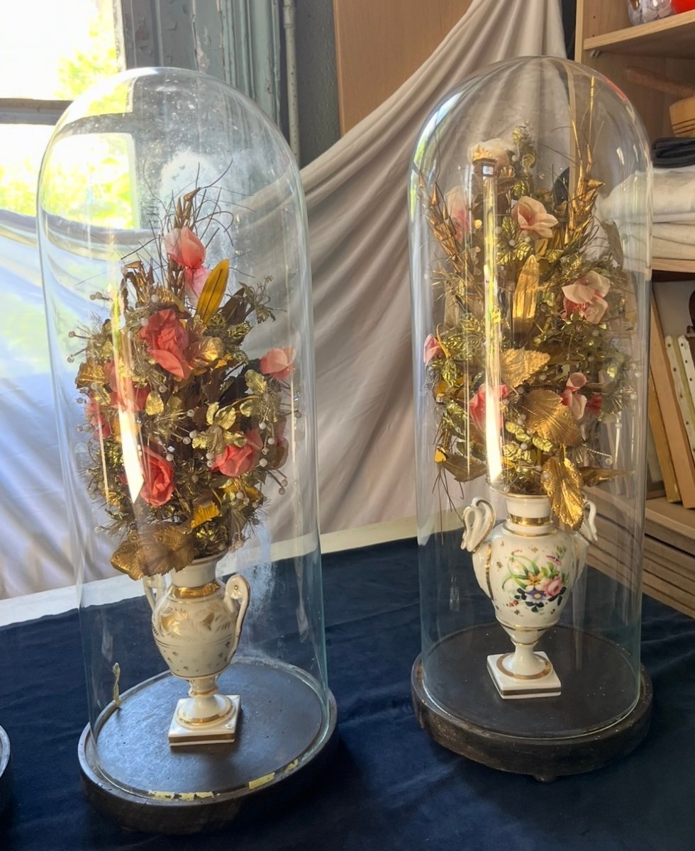 8 Bouquets Of Flowers In Porcelain Vases Under Glass Domes. Napoleon III Period, Mid-19th Century. -photo-2