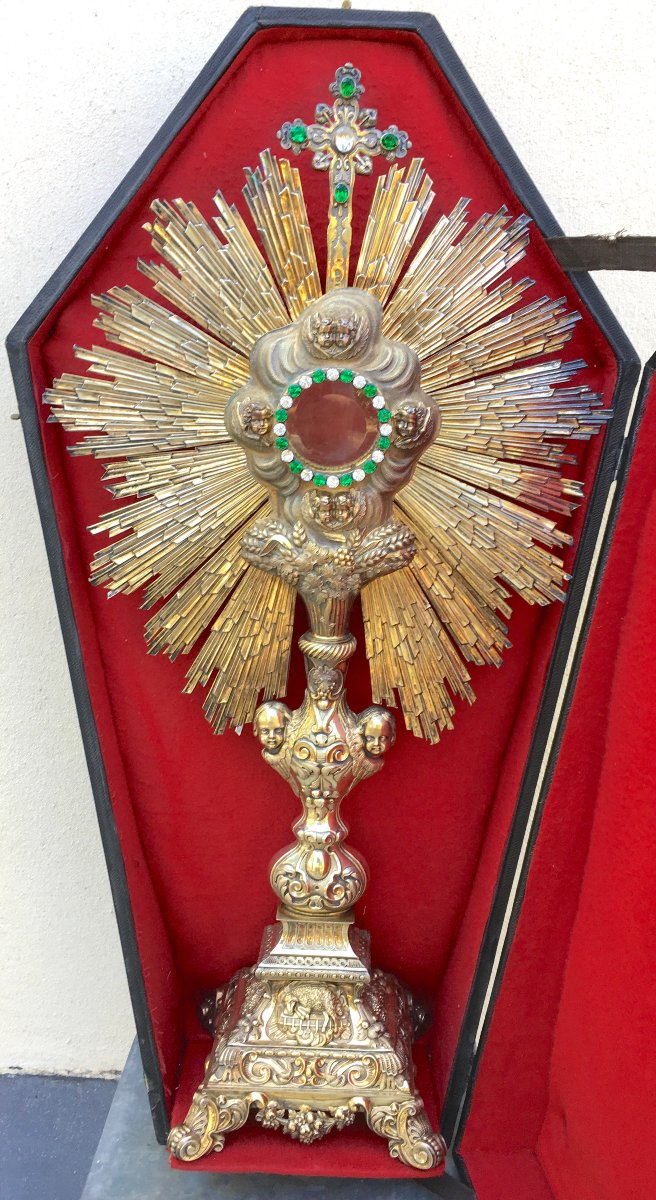 Grand ostensoir en soleil rayonnant. Argent et vermeil. France milieu XIXe siècle.