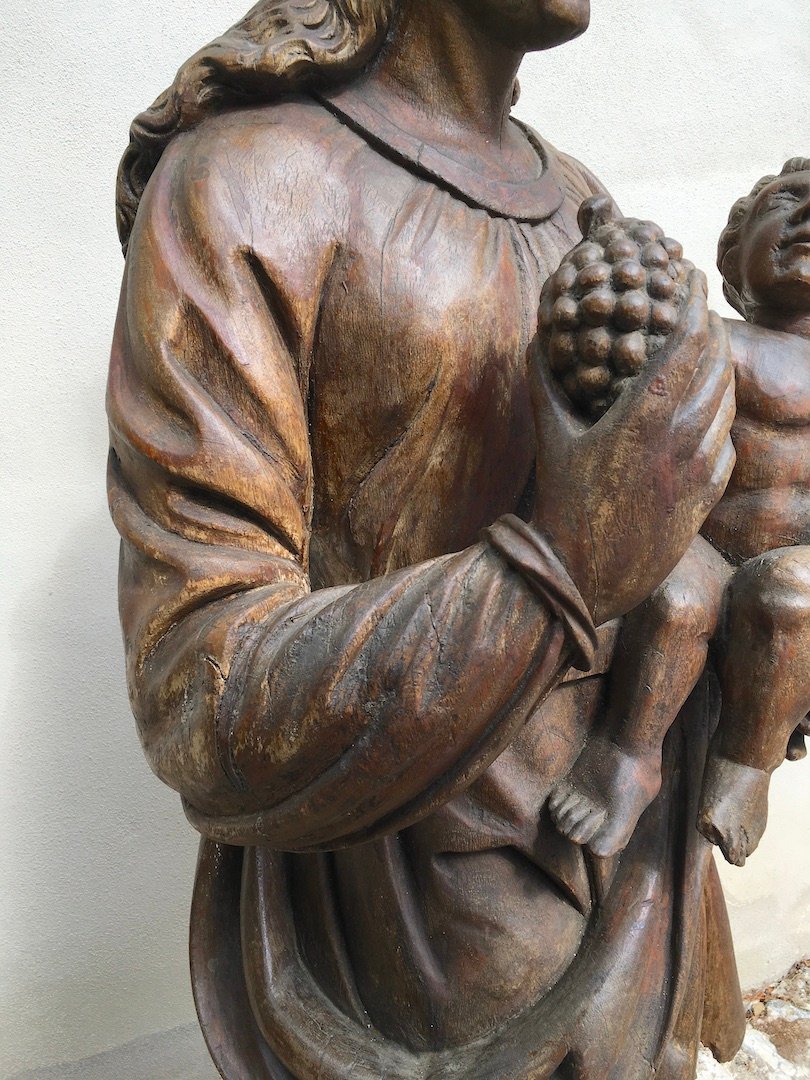 Grande Vierge à l'Enfant tenant une grappe de  raisin en chêne. France fin XVIIIe siècle. -photo-6