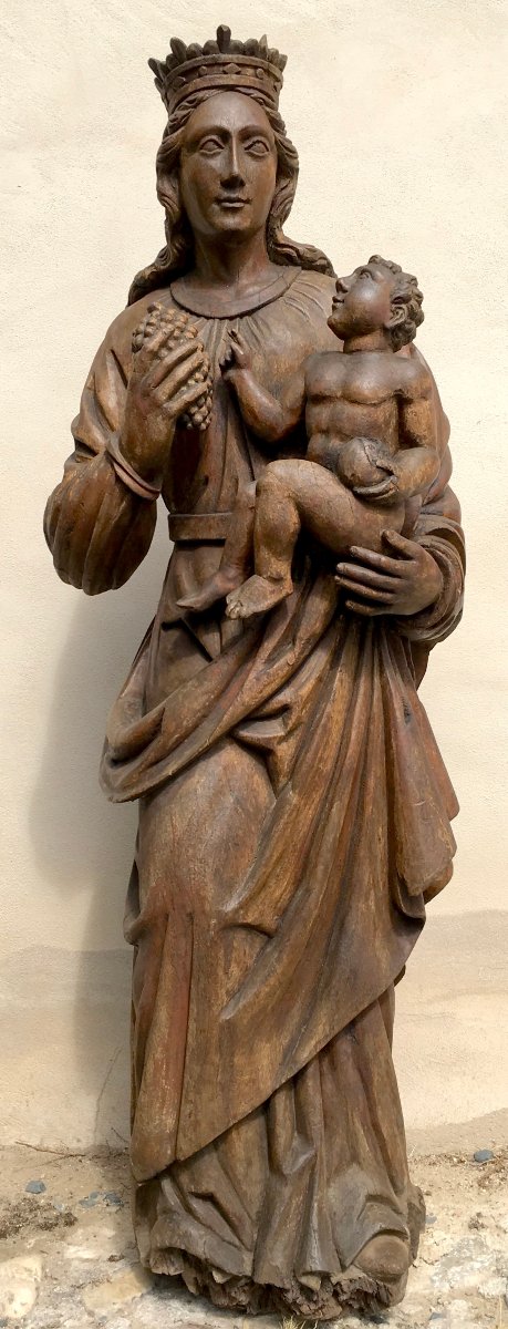 Grande Vierge à l'Enfant tenant une grappe de  raisin en chêne. France fin XVIIIe siècle. 