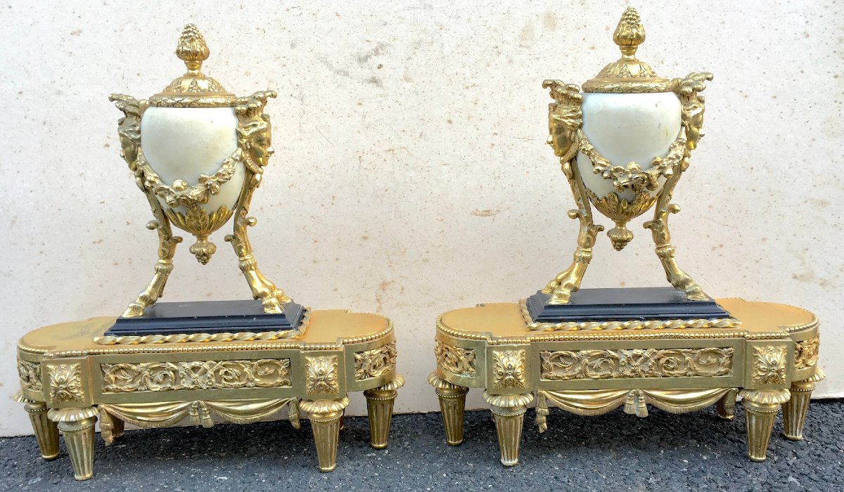 Paire de chenets marbre et bronze doré style Louis XVI époque Napoléon III. France XIXe siècle.