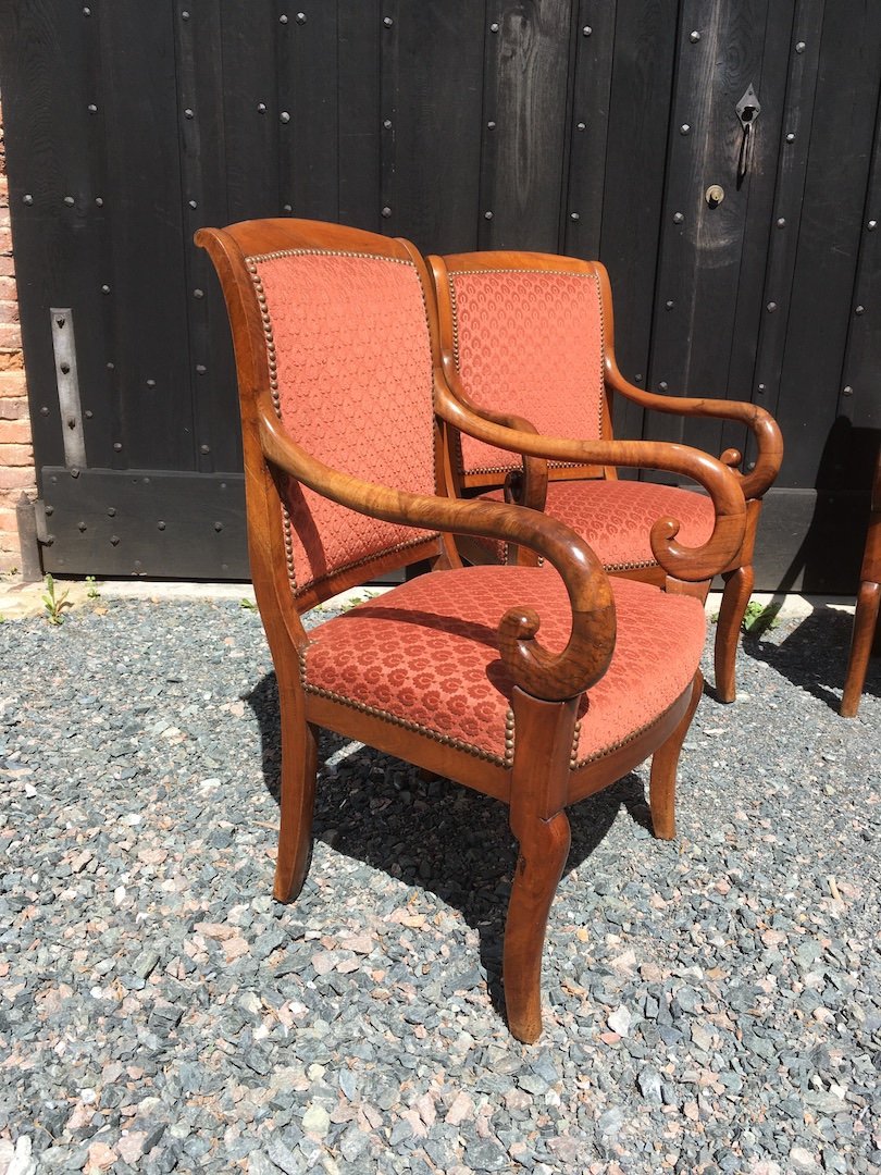 Suite De Quatre Fauteuils à Crosse En Noyer Restauration. France Début XIXe Siècle. -photo-2