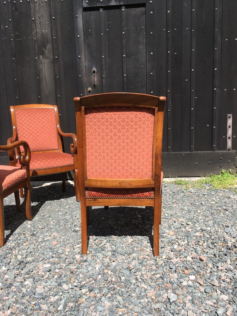 Suite De Quatre Fauteuils à Crosse En Noyer Restauration. France Début XIXe Siècle. -photo-2