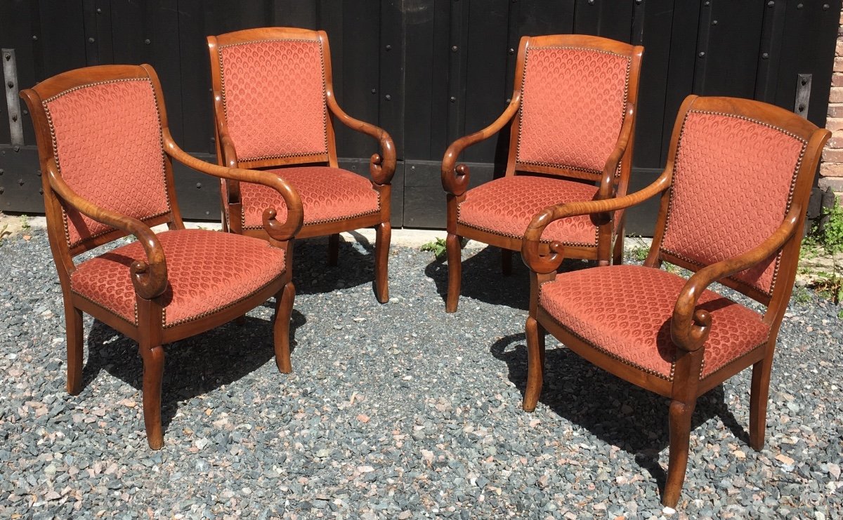 Suite De Quatre Fauteuils à Crosse En Noyer Restauration. France Début XIXe Siècle. 