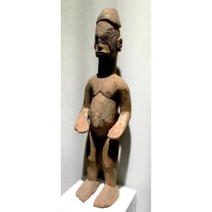 Statue d'Ancêtre Légendaire En Bois d'Iroko. Ibo Ou Igbo, Nigéria. Milieu XXe Siècle.