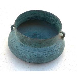Jarre funéraire en bronze à belle patine verte de fouille. Katu, Laos. XVIIe - XIXe siècle.