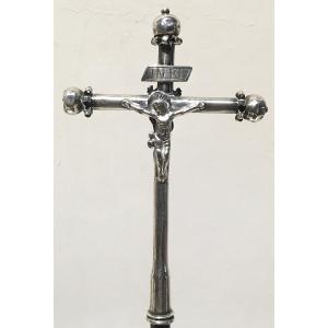 Croix double-face argent sur support en buis tourné. France XVIIIe siècle. 