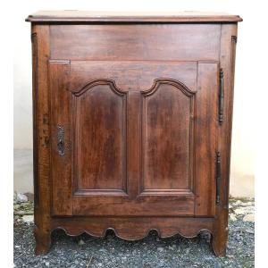 Petit meuble de pente en noyer à une porte faisant confiturier. France, XVIIIe siècle.