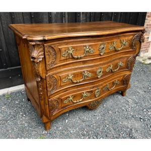 Curved And Carved Lyonnaise Chest Of Drawers In Regency Walnut. France, Early 18th Century