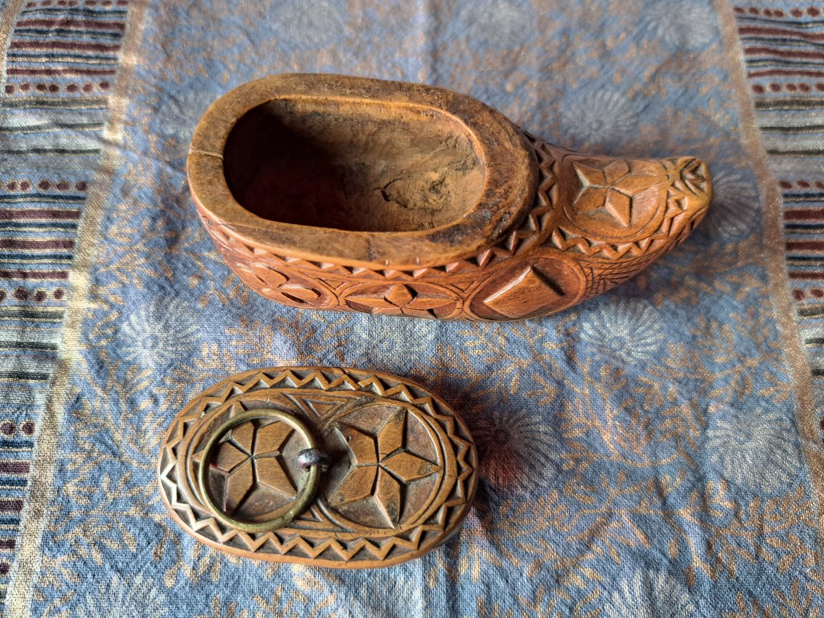 Tabatière en buis sculpté aux motifs des couleurs de cartes à jouer portant un nom et une date -photo-4
