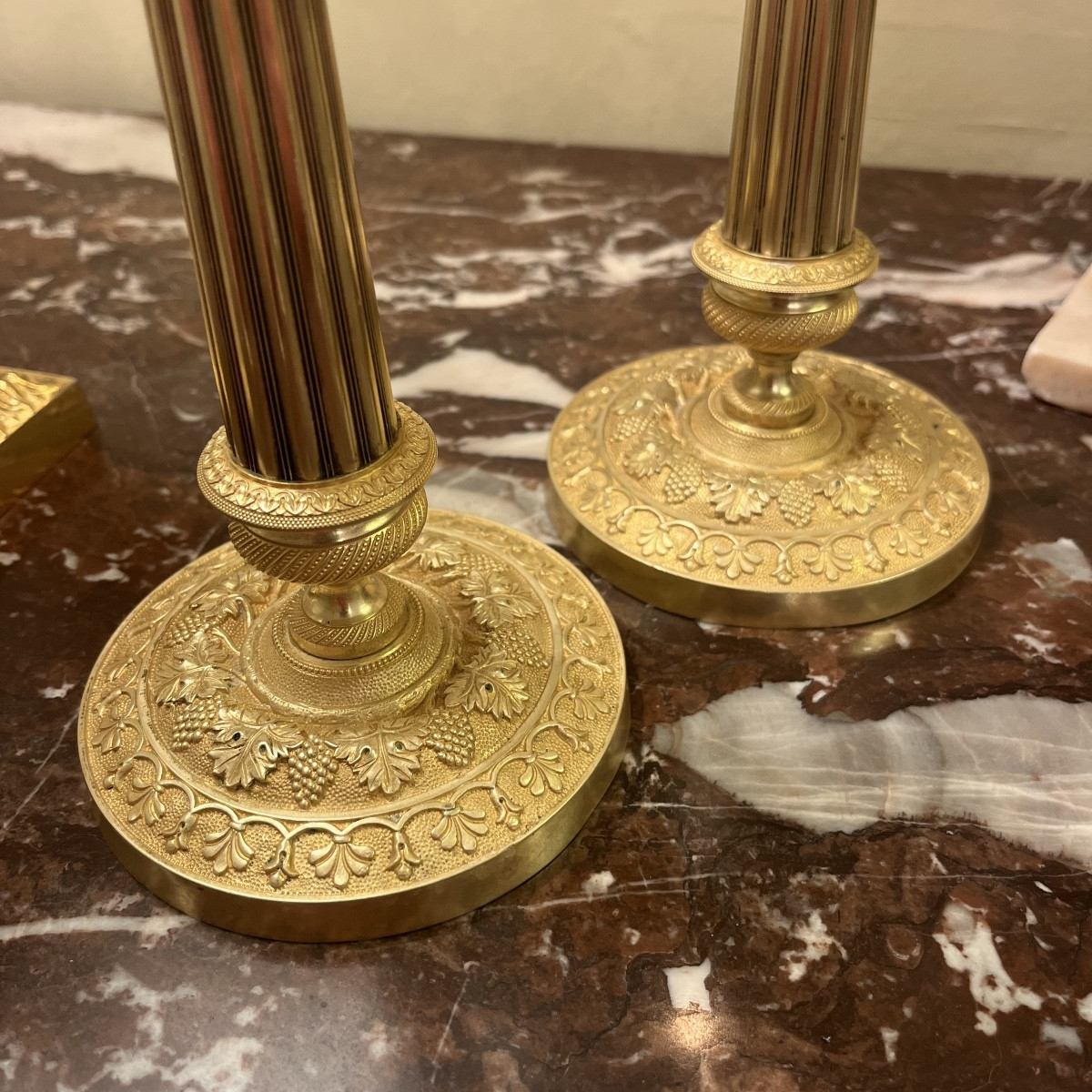 Paire de flambeaux ou bougeoirs en bronze doré-photo-2