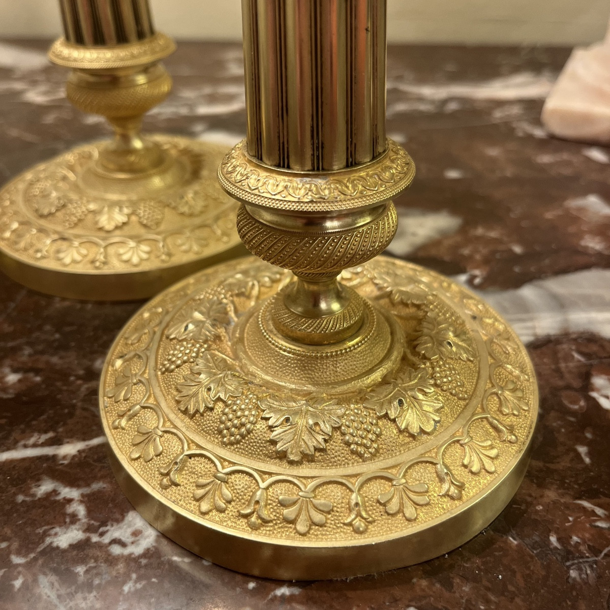 Paire de flambeaux ou bougeoirs en bronze doré-photo-4