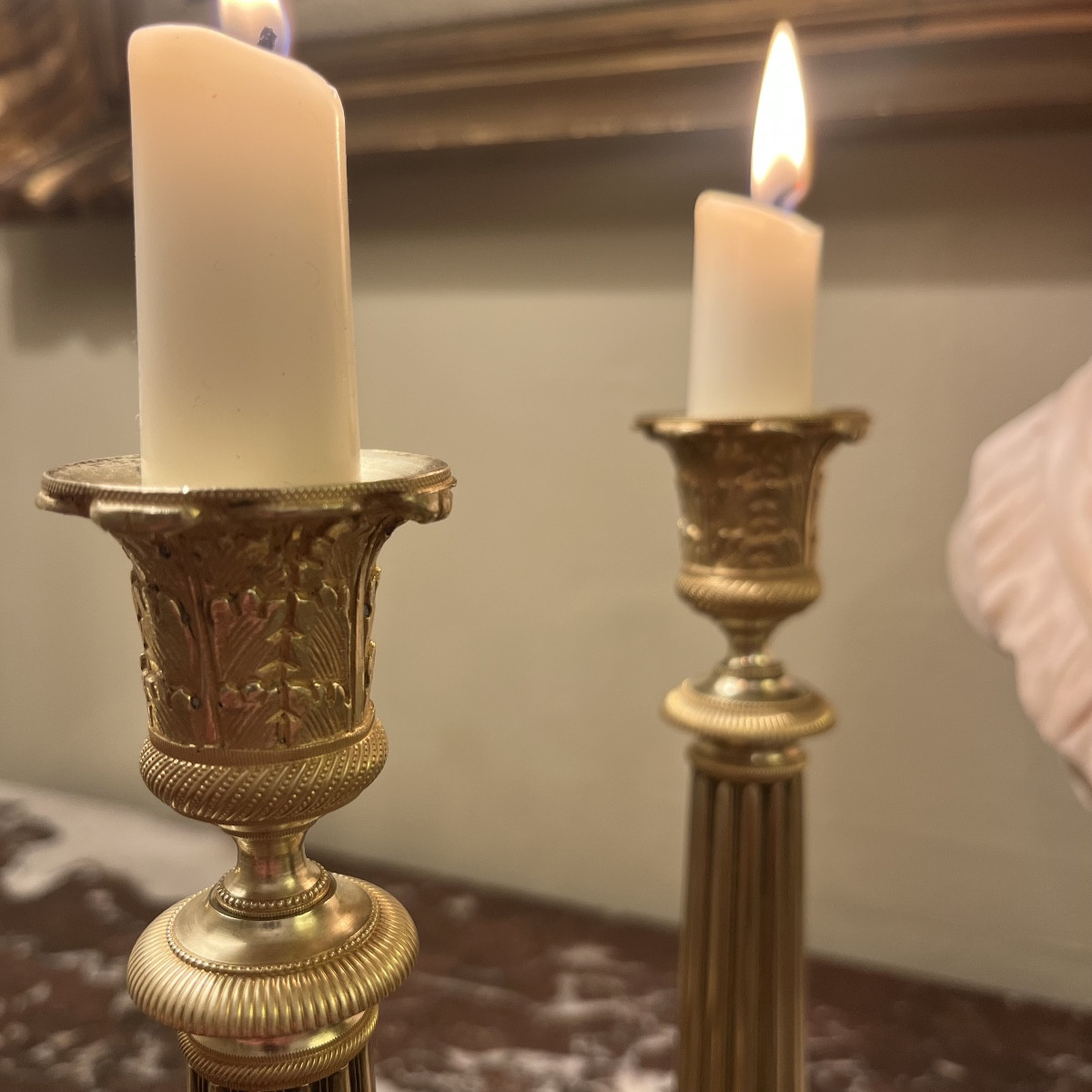 Paire de flambeaux ou bougeoirs en bronze doré-photo-1