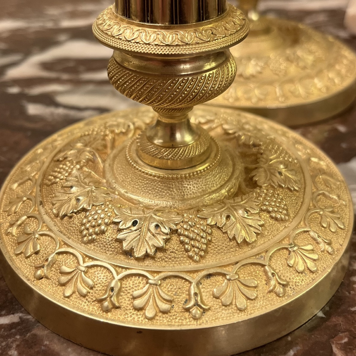 Paire de flambeaux ou bougeoirs en bronze doré-photo-3