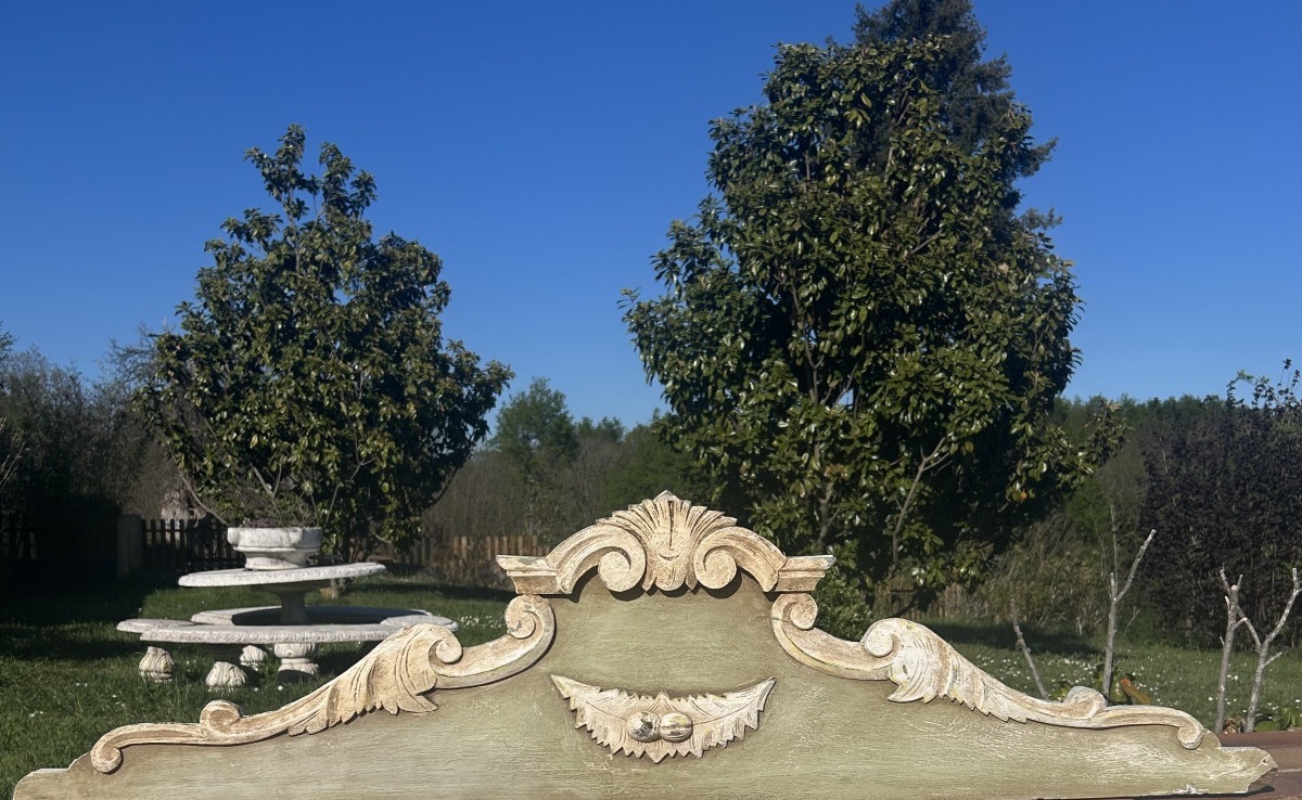Fronton en bois sculpté et peint XIXème siècle 