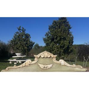 Fronton en bois sculpté et peint XIXème siècle 